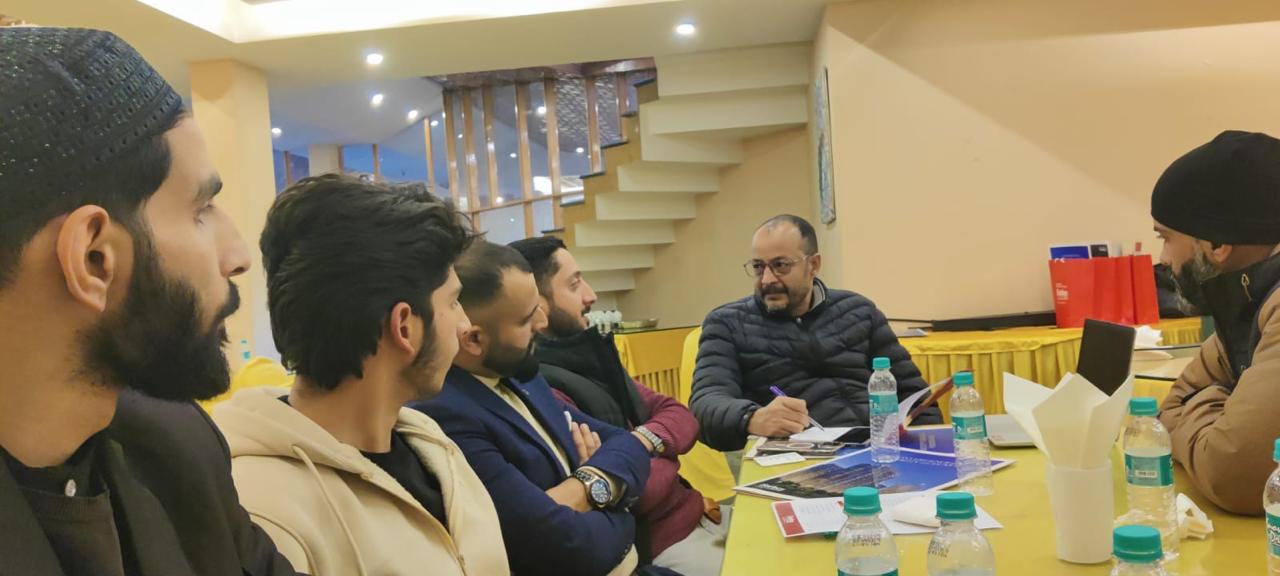 Real estate consultation and customer discussion